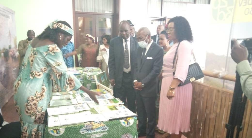 Visite du stand du MINEPDED