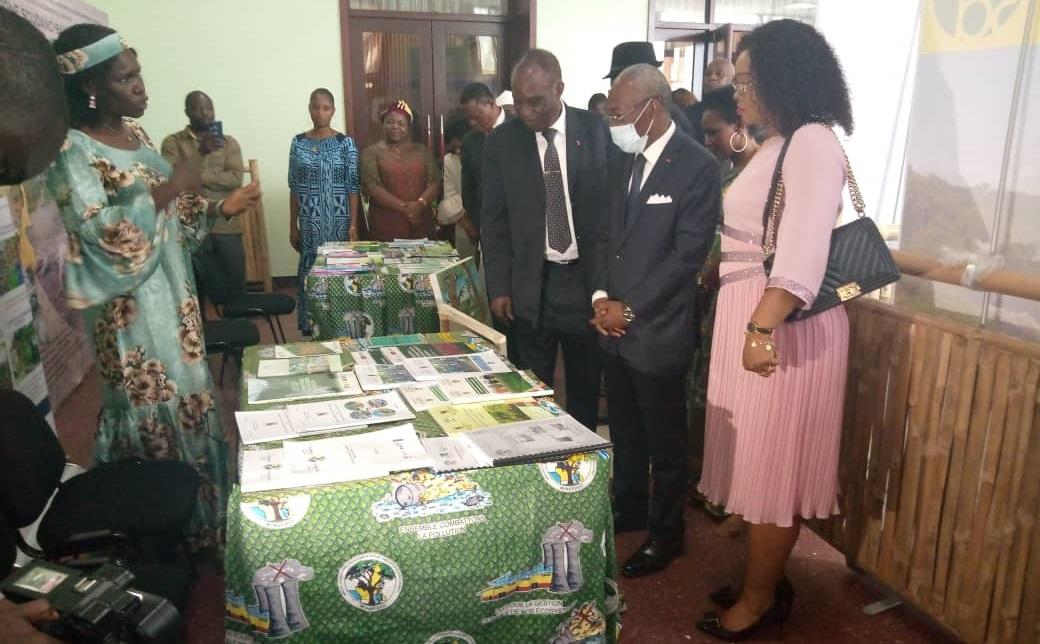 Visite du stand du MINEPDED