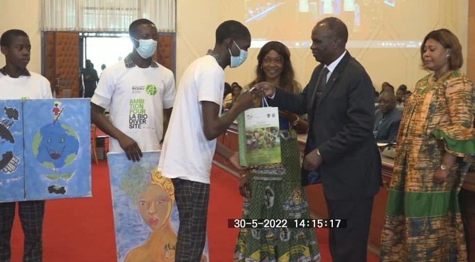 Remise de prix par le MINEPDED