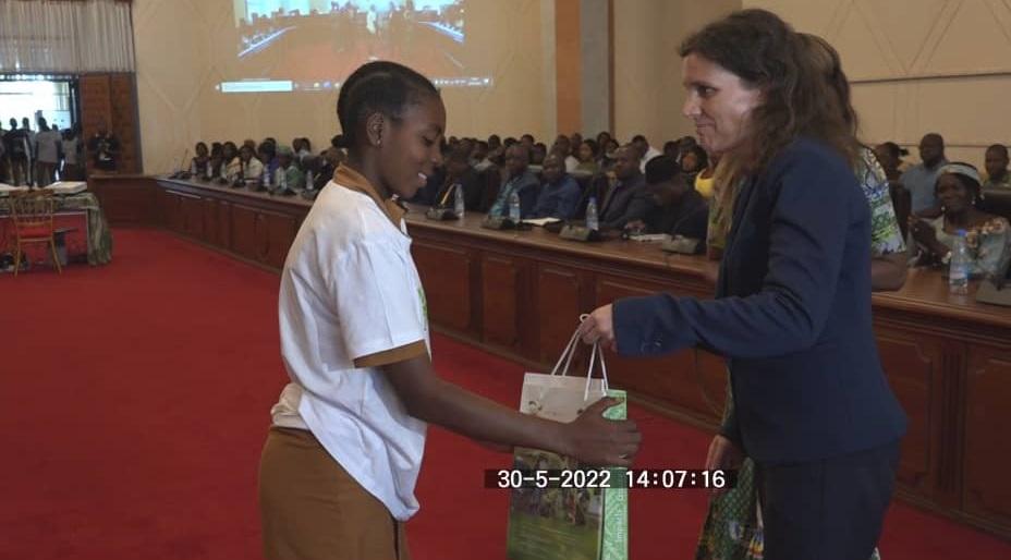 Remise de prix par la représentante de la GIZ