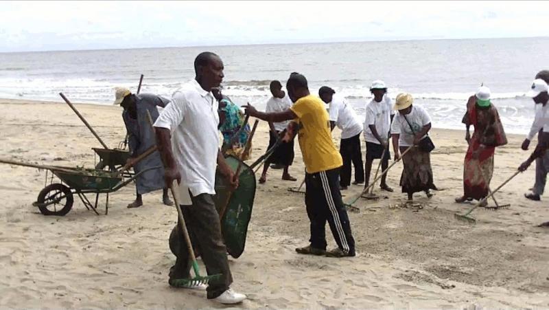 Demonstration de nettoyage de la plage de Londji (Kribi Cameroun)